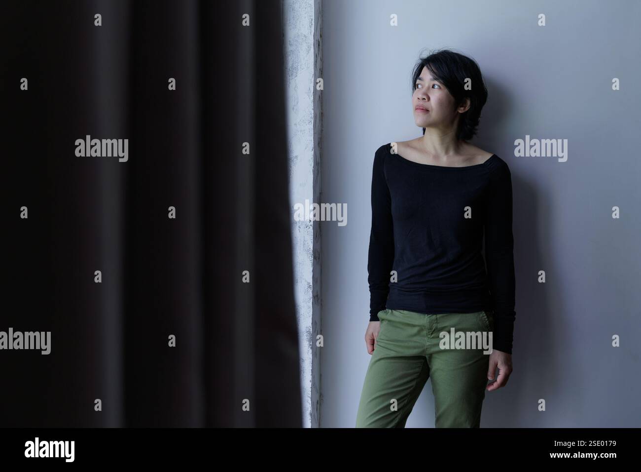 Hong Kong, Cina. 24 marzo 2024. Un ritratto di Magdalen Wong, una performance artist con sede a Hong Kong, il cui lavoro innovativo fonde clowning e storytelling visivo, ottenendo riconoscimenti internazionali attraverso la sua mostra personale Sour Punch a Hong Kong e la partecipazione a background Noise alla Des Bains Gallery di Londra, affrontando temi di identità, norme sociali e umorismo. Credito: SOPA Images Limited/Alamy Live News Foto Stock