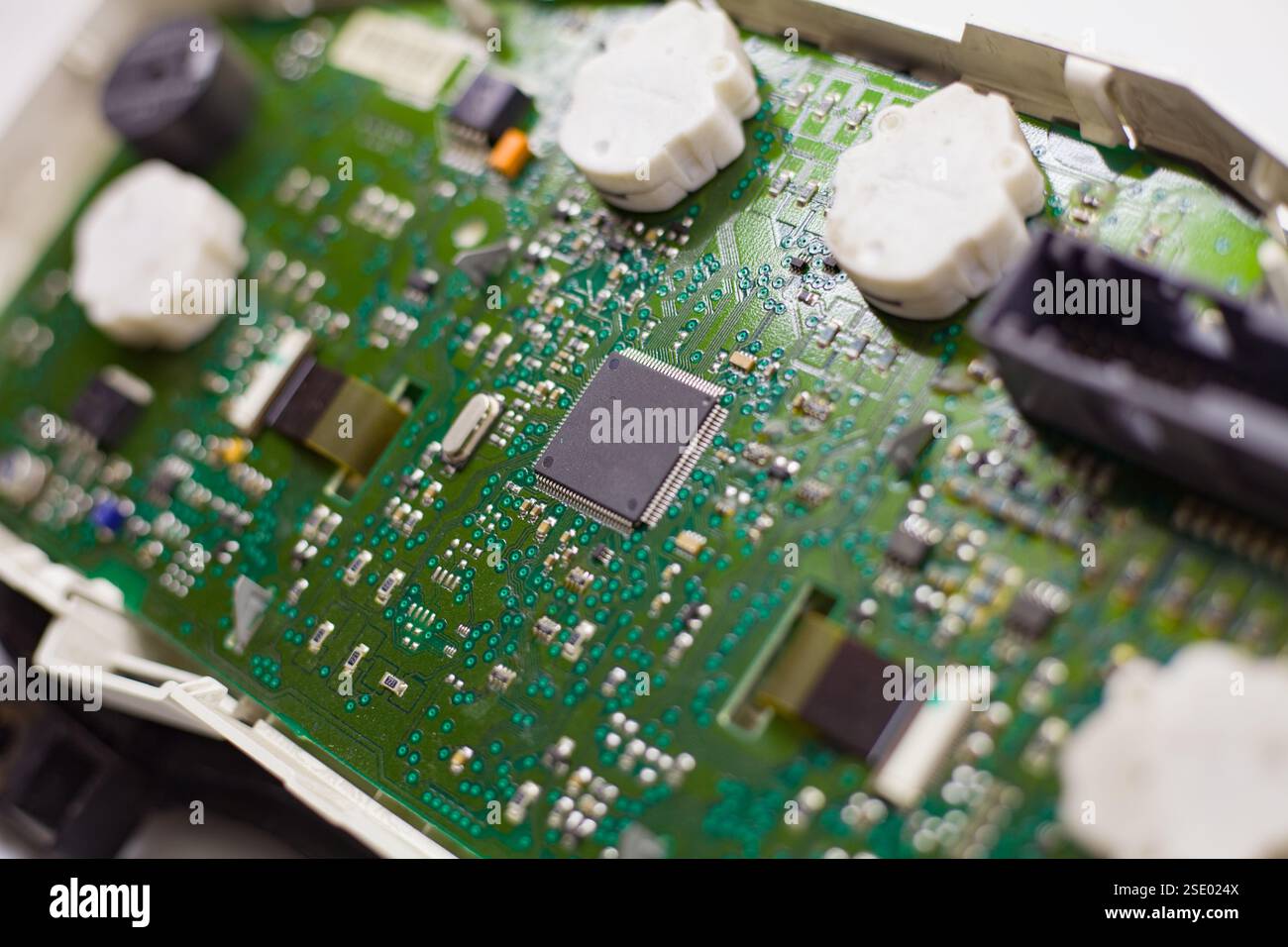 Dispositivo tecnico microcircuito fotografico reale di sfondo, vista del tachimetro dell'auto dall'interno Foto Stock