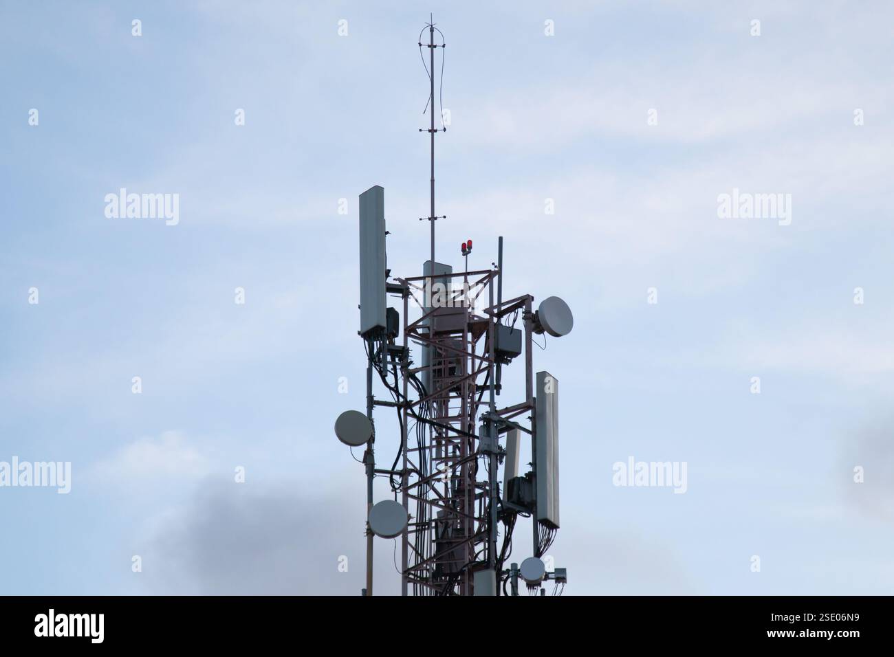 Telefono, radio, Internet e antenna TV. Foto Stock