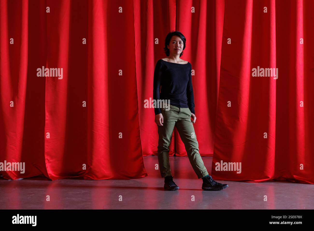 Hong Kong, Cina. 24 marzo 2024. Un ritratto di Magdalen Wong, una performance artist con sede a Hong Kong, il cui lavoro innovativo fonde clowning e storytelling visivo, ottenendo riconoscimenti internazionali attraverso la sua mostra personale Sour Punch a Hong Kong e la partecipazione a background Noise alla Des Bains Gallery di Londra, affrontando temi di identità, norme sociali e umorismo. (Foto di May James per Zolima/SOPA Images/Sipa USA) credito: SIPA USA/Alamy Live News Foto Stock