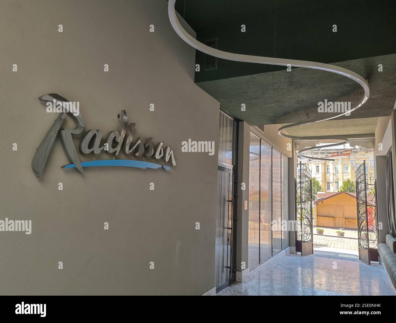 Insegna del marchio Radisson su un muro di un hotel Radisson dal Radisson Hotel Group - Immagine stock catturata con smartphone