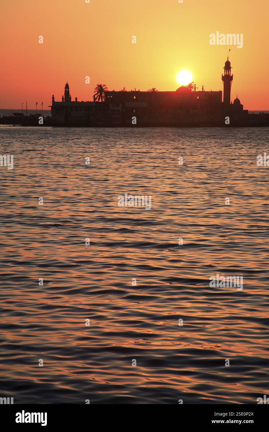 Haji Ali Dargah del grande saint Haji Ali in silhouette, Mahalakshmi, Maharashtra, India, Asia Foto Stock