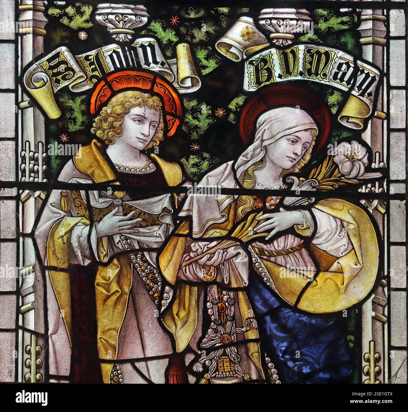 Vetrate colorate di Percy Bacon & Brothers raffiguranti gli Arcangeli Gabriele e Michele, la Chiesa di San Michele e tutti gli Angeli, Bude Haven Cornovaglia Foto Stock