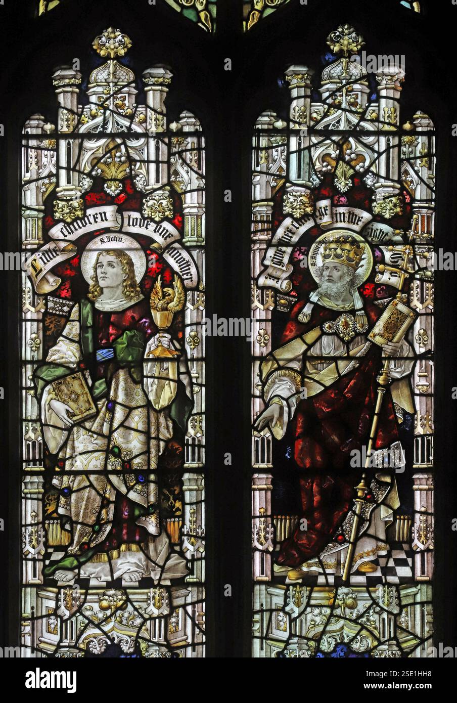 Vetrate colorate di Percy Bacon & Brothers raffiguranti St John e St Sylvester, St Brannock's Church, Braunton, Devon Foto Stock