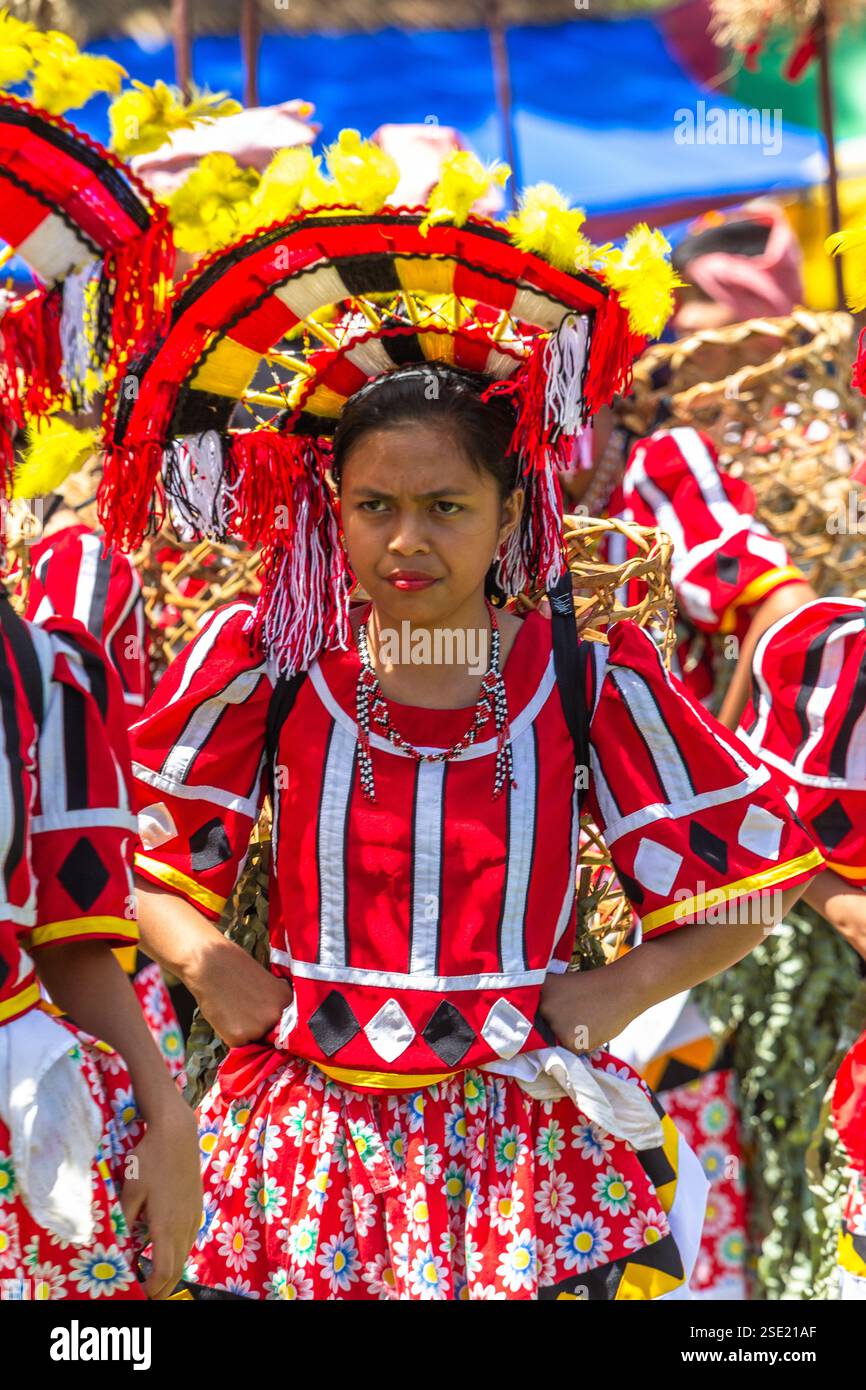 Una ballerina in colorato abbigliamento tribale Mindanao si esibisce durante il Festival Kaamulan a Malaybalay, Bukidnon, celebrando le culture indigene Foto Stock
