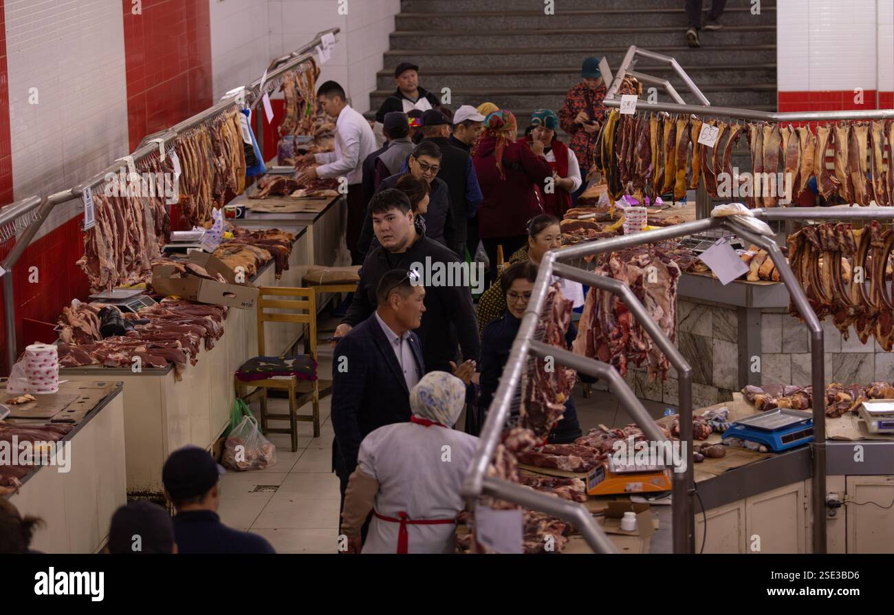 Bishkek, Kirghizistan 11 ottobre 2024: La parte del mercato dei macellai a Osh Bazaar. OSH Bazaar è uno dei più grandi bazar del Kirghizistan. Foto Stock