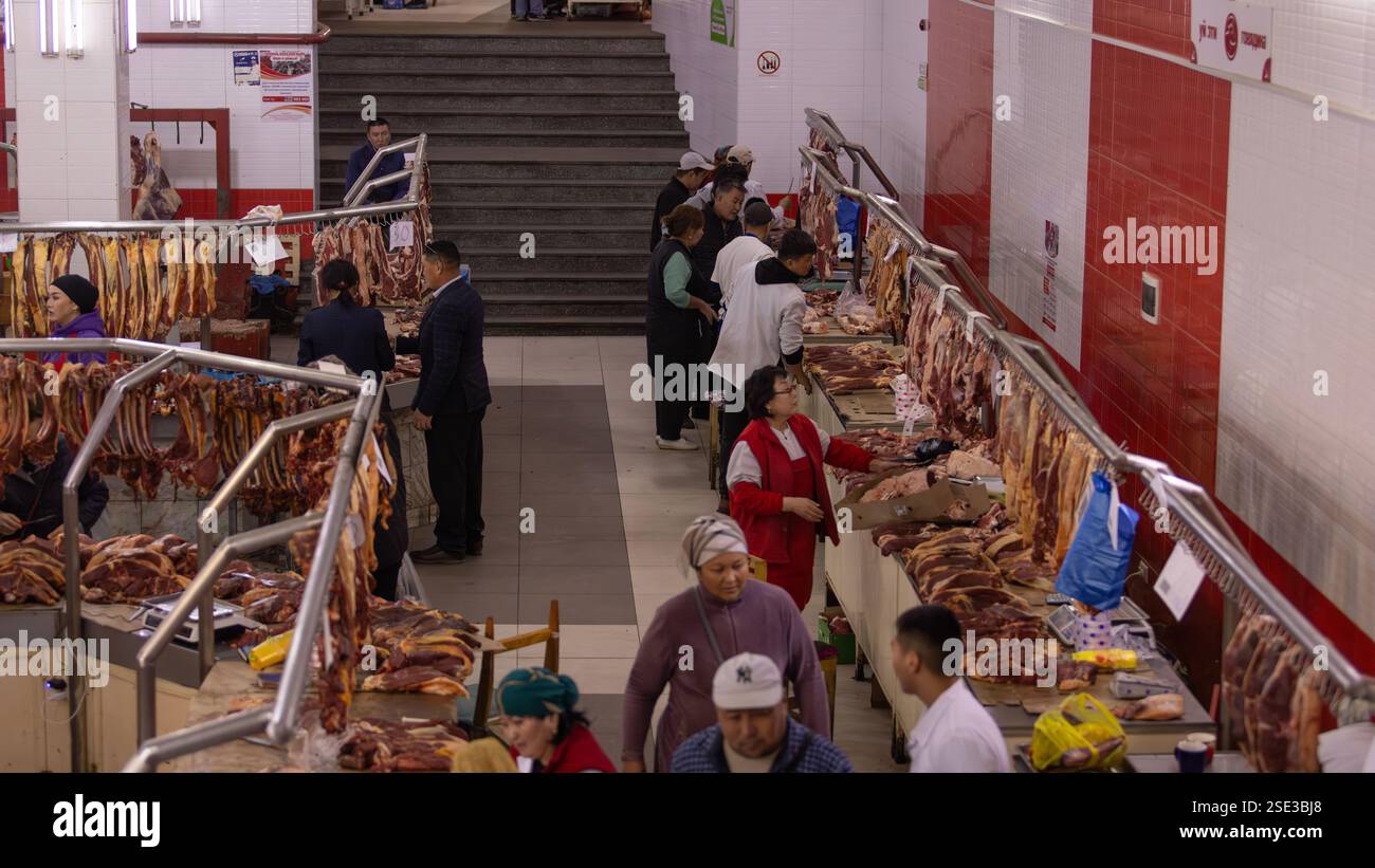 Bishkek, Kirghizistan 11 ottobre 2024: La parte del mercato dei macellai a Osh Bazaar. OSH Bazaar è uno dei più grandi bazar del Kirghizistan. Foto Stock