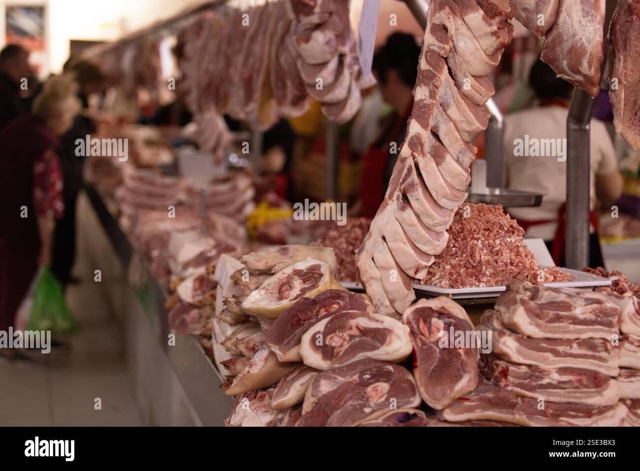 Bishkek, Kirghizistan 11 ottobre 2024: La parte del mercato dei macellai a Osh Bazaar. OSH Bazaar è uno dei più grandi bazar del Kirghizistan. Foto Stock