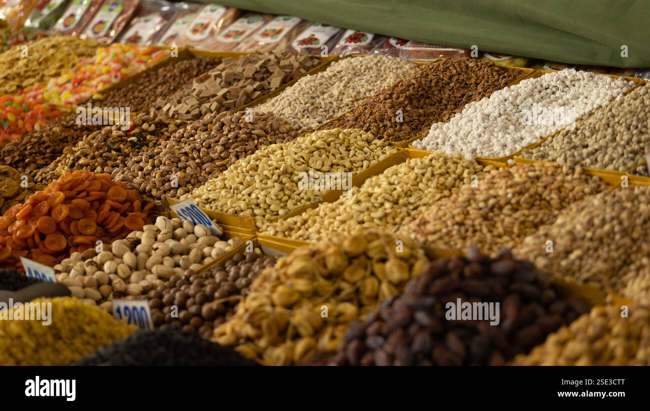 Un cestino di noci secche, frutta e mandorle nel Bazaar Osh a Bishkek, Kirghizistan. Foto Stock