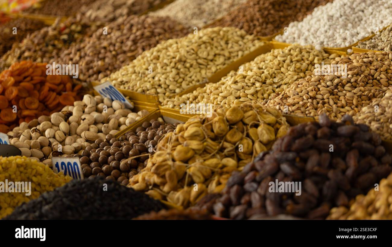 Un cestino di noci secche, frutta e mandorle nel Bazaar Osh a Bishkek, Kirghizistan. Foto Stock