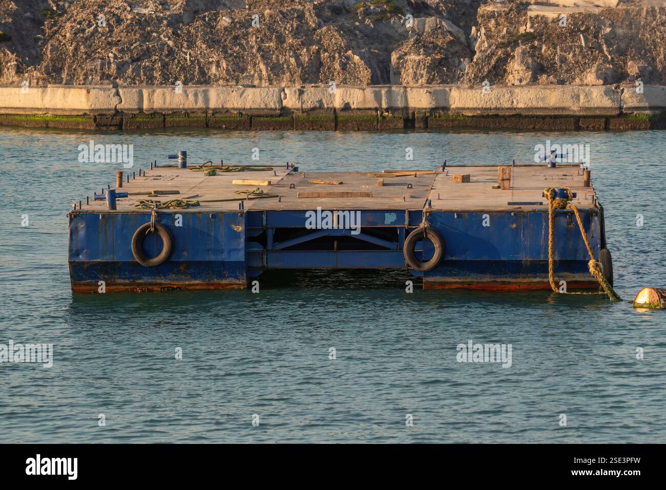 Un pontone galleggiante nel mare. Pontone metallico in Turchia Foto Stock