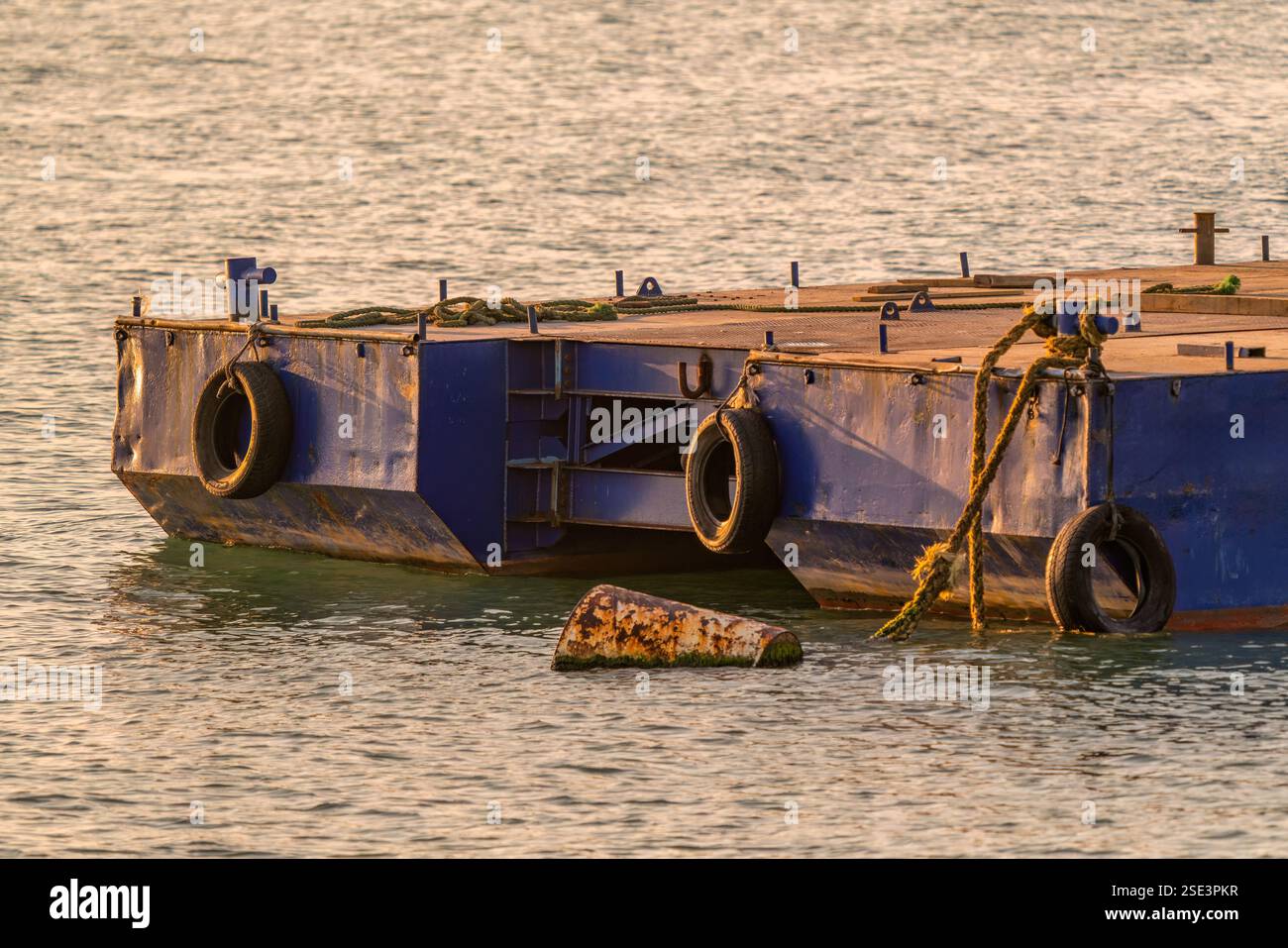 Un pontone galleggiante nel mare. Pontone metallico in Turchia Foto Stock