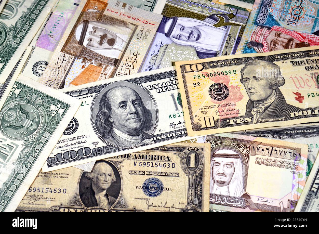 Dollari americani banconote USD e SAR Arabia Saudita banconote di riyal banconote, di diversi valori, moneta e stato economico del curre Foto Stock