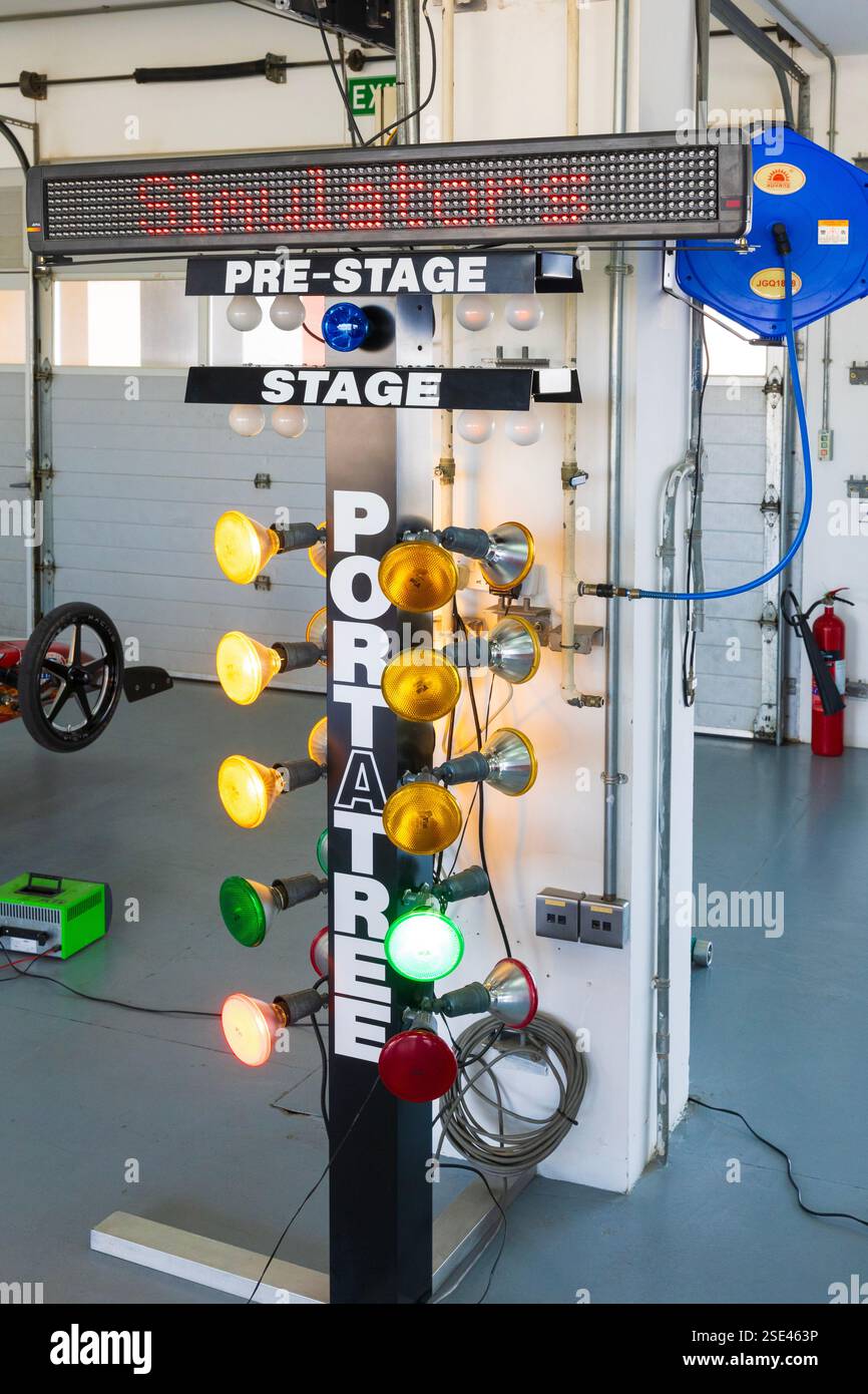 Un simulatore a luce verde per gare di drag racing sulla corsia del circuito internazionale del Bahrain a Sakhir, Bahrain Foto Stock