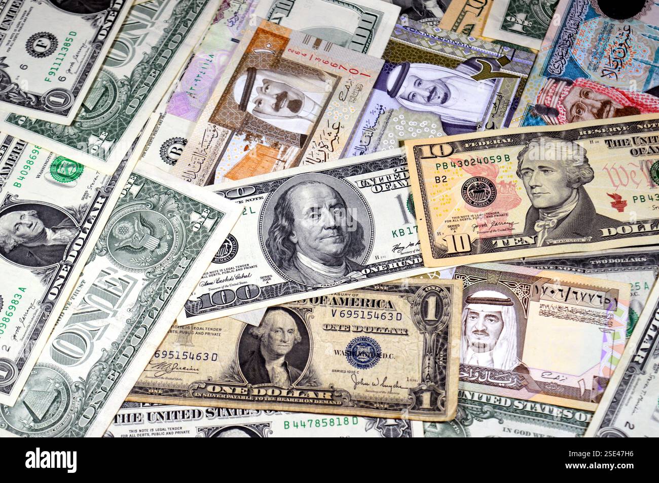 Dollari americani banconote USD e SAR Arabia Saudita banconote di riyal banconote, di diversi valori, moneta e stato economico del curre Foto Stock