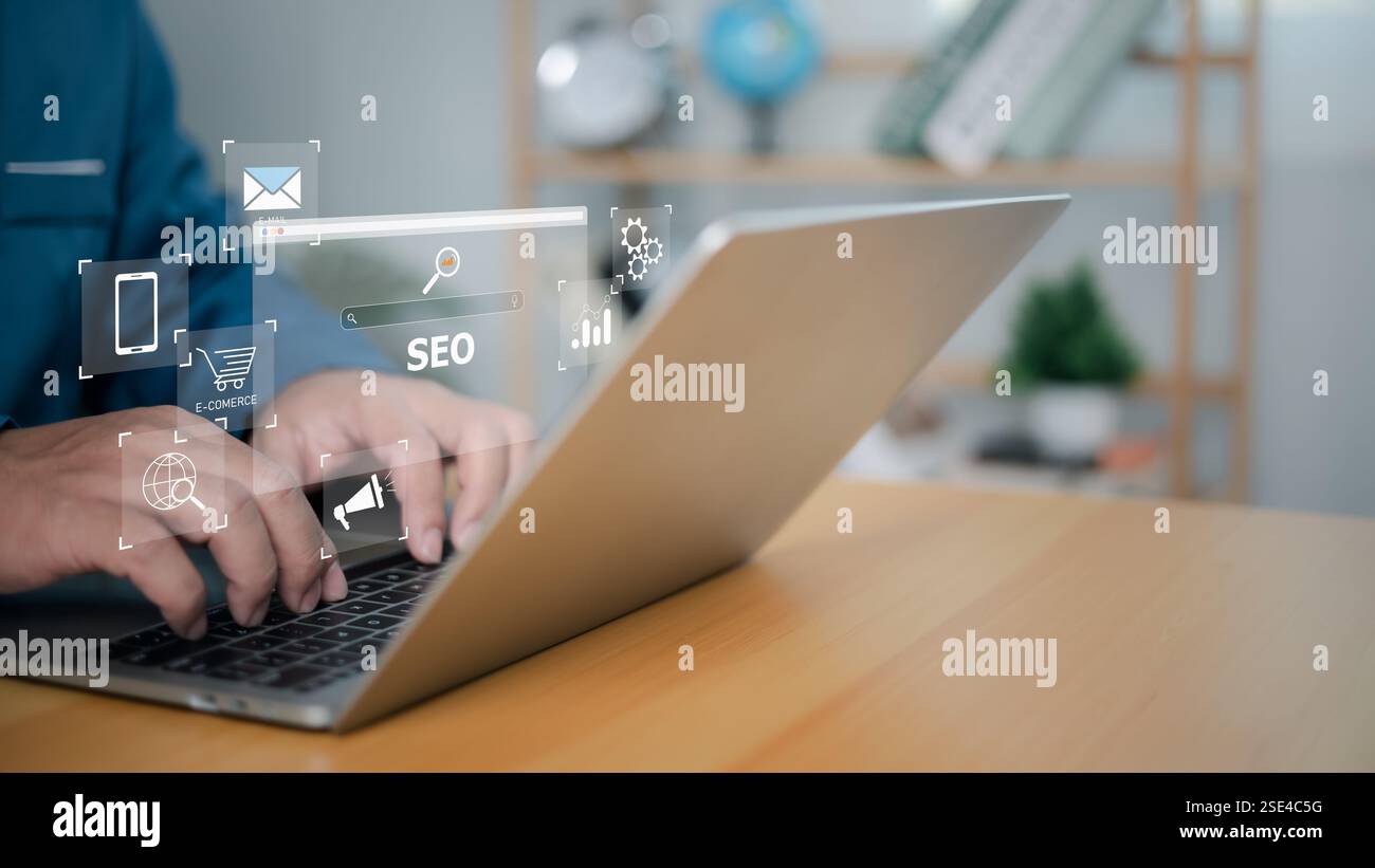 Ottimizzazione dei motori di ricerca SEO Concept, uomo d'affari che utilizza un computer per mostrare SEO sul sito Web per il posizionamento dei motori di ricerca o SEO, ricerca assistente ai su scr Foto Stock