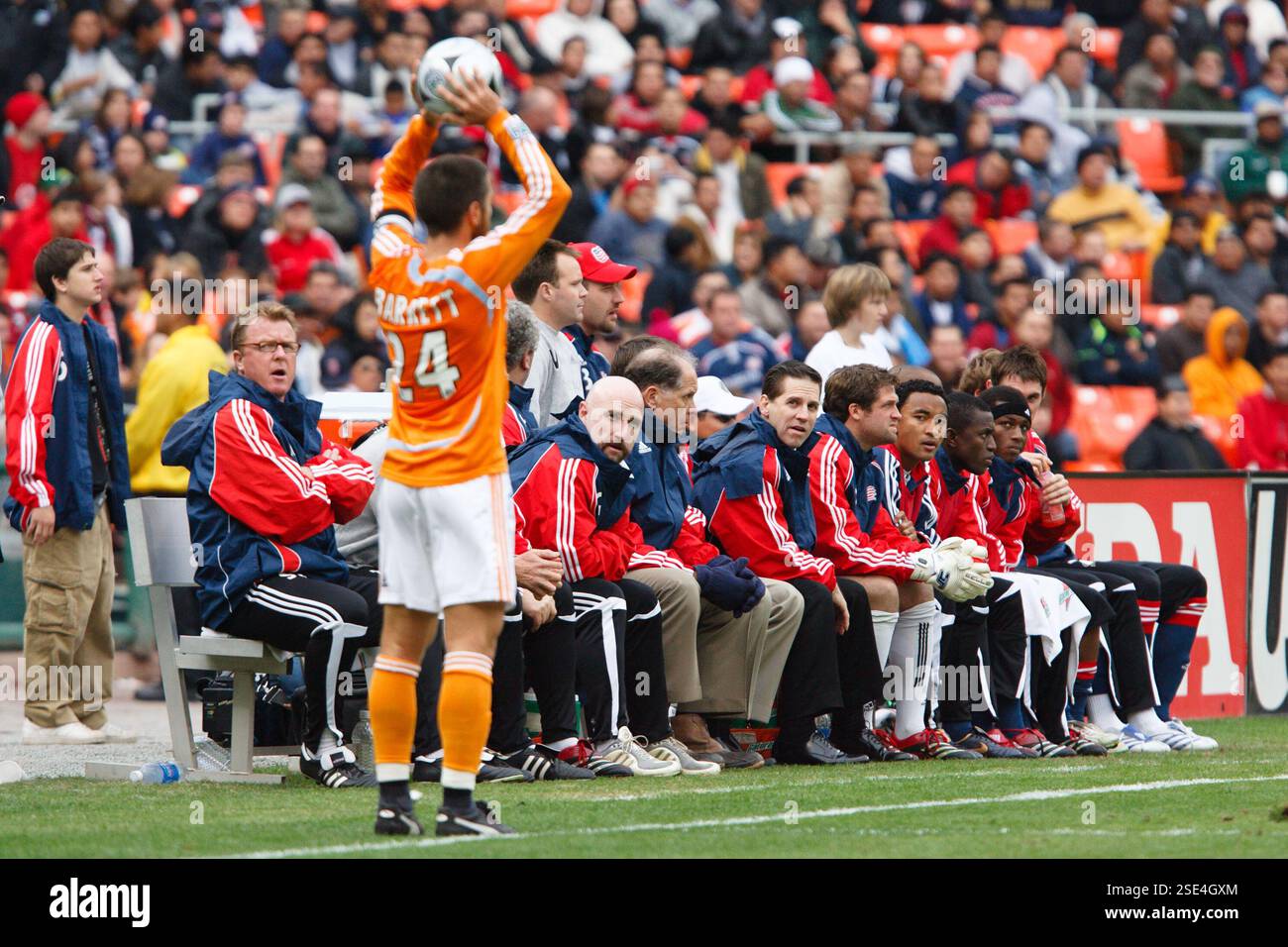 WASHINGTON, DC - 18 NOVEMBRE: Il capo-allenatore della New England Revolution Steve Nicol (L) e i giocatori siedono sulla panchina della squadra durante la partita per il titolo della MLS Cup contro la Houston Dynamo il 18 novembre 2007 all'RFK Stadium di Washington, DC. Solo uso editoriale. Uso commerciale vietato. (Fotografia di Jonathan Paul Larsen / Diadem Images) Foto Stock