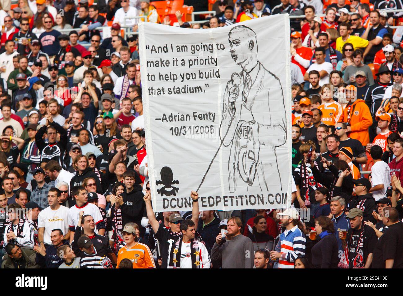 I tifosi del DC United mostrano uno striscione che promuove un nuovo stadio con una citazione dell'allora candidato per il sindaco del DC Adrian Fenty. L'esposizione si è svolta durante la partita per il titolo di MLS Cup tra Houston Dynamo e New England Revolution il 18 novembre 2007 all'RFK Stadium di Washington, DC. Uso commerciale vietato. (Fotografia di Jonathan Paul Larsen / Diadem Images) Foto Stock