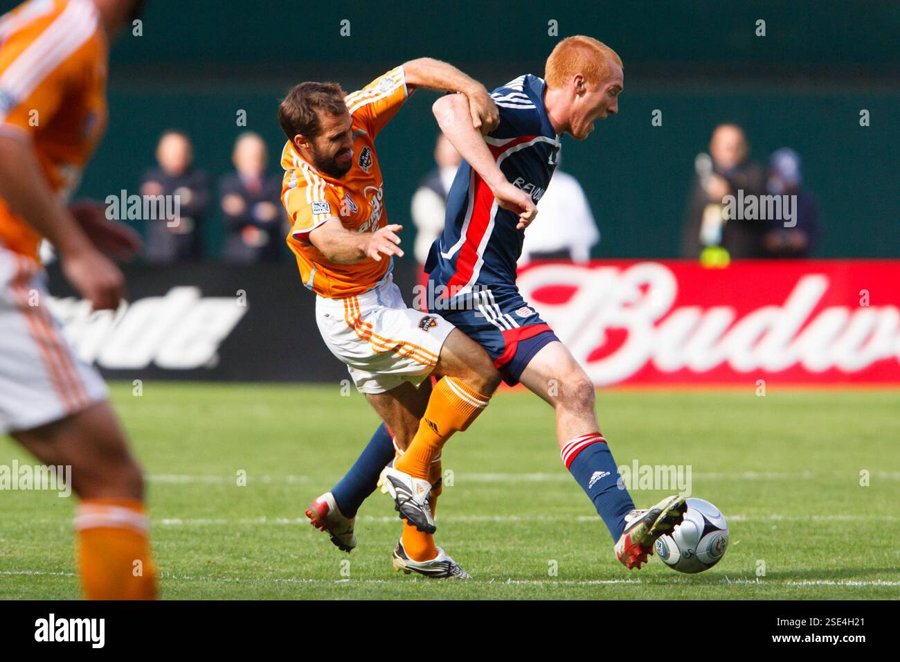 Brian Mullan della Houston Dynamo (L) sfida Jeff Larentowicz della New England Revolution (R) durante la partita per il campionato della MLS Cup del 18 novembre 2007 all'RFK Stadium di Washington, DC. Solo uso editoriale. Uso commerciale vietato. (Fotografia di Jonathan Paul Larsen / Diadem Images) Foto Stock
