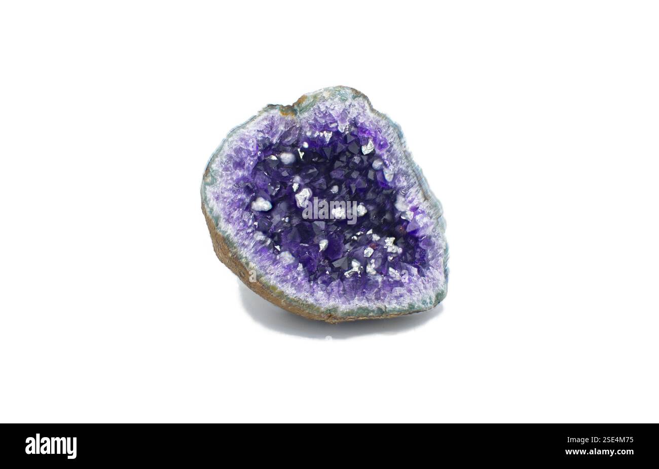 L'ametista è una varietà viola di quarzo. primo piano del cristallo che mostra le sue profonde sfumature viola e le intricate formazioni. La struttura grezza delle pietre preziose è Foto Stock