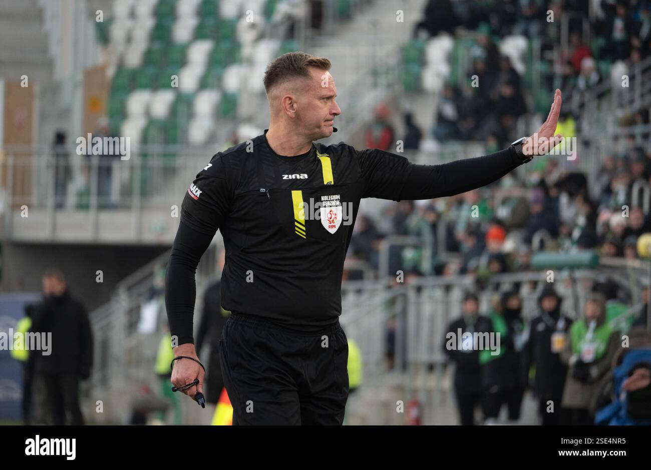 Radom, Polonia. 08.02.2025. Arbitro principale Jarosław Przybył durante la partita PKO BP EKSTRAKLASA. Radomiak Radom vs Śląsk Wrocław, Stadion im. Braci Czachorów, Struga 63, Radom, Polonia Foto Stock
