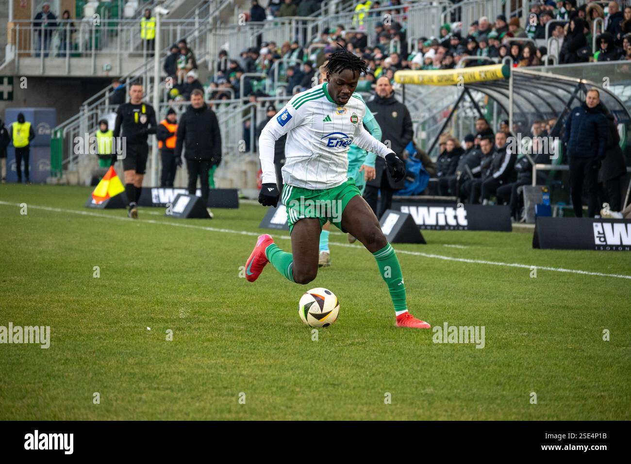 Radom, Polonia. 08.02.2025. Radomiak Radom giocatore Steve Kingue durante PKO BP EKSTRAKLASA match. Radomiak Radom vs Śląsk Wrocław, Stadion im. Braci Czachorów, Struga 63, Radom, Polonia Foto Stock