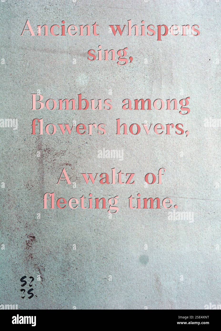 Gli antichi sussurri cantano, Bombus tra i fiori si libra, Un valzer del tempo fugace. Chandler Buchanan's Silver Writers' Guild. Arte di Zsuzsa Szikra. Poetry Art Print, Triplumes è una forma poetica unica ispirata al tradizionale haiku, composta da tre righe che catturano momenti di chiarezza, emozione e approfondimento. Nella nostra collezione abbracciamo la libertà del linguaggio, dove la fusione delle parole e la rimozione dei trattini è più di una scelta stilistica: È un modo per trasmettere unità e vicinanza tra le idee, creando un'espressione fluida e compatta che risuona con i ritmi della vita moderna. Foto Stock