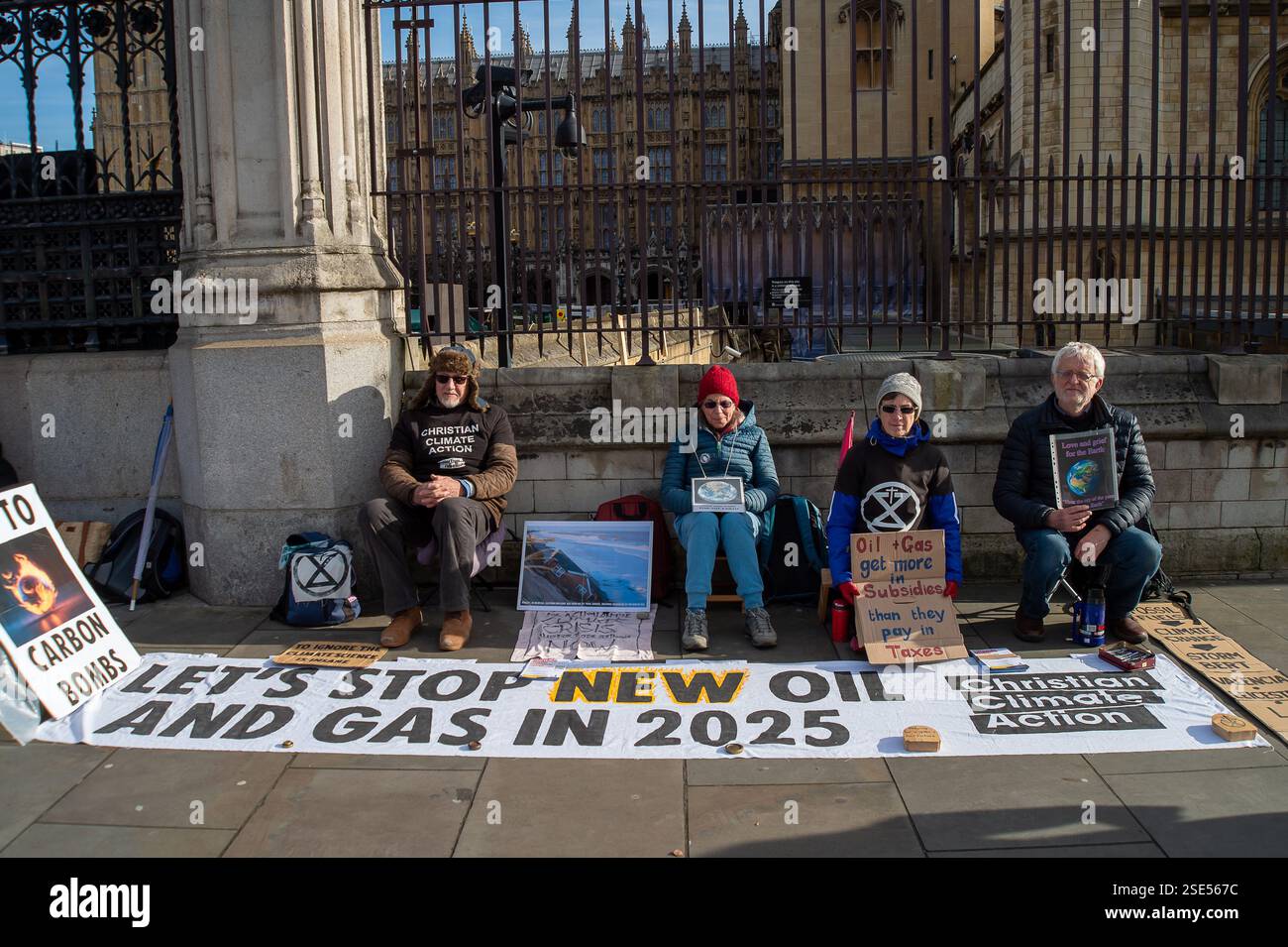 Westminster, Londra, Regno Unito. 5 febbraio 2025. I membri della Christian Climate Action stavano pregando al di fuori della camera dei comuni a Westminster, Londra, oggi. Chiedono al governo laburista di impedire a Equinor di sviluppare il giacimento petrolifero e del gas di Rosebank e di non creare nuovi giacimenti di petrolio e gas nel 2025. Chris Packham ha detto sui social media: "Equinor, l'azienda dietro il nuovo giacimento petrolifero di Rosebank, dice che dimezzano i loro investimenti nelle energie rinnovabili. Inevitabile quando Starmer & Reeves informano la stampa che ancora alla cieca restituiscono petrolio e gas nuovi. Criminale". Crediti: Maureen McLean/Alamy Foto Stock