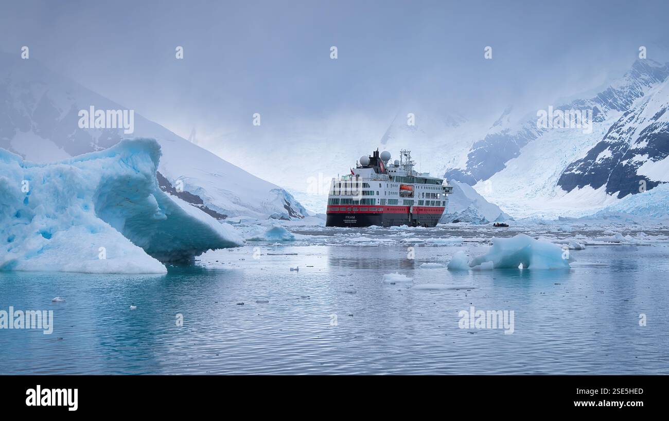 Una nave da spedizione Antartide, HX MS Fram, ancorata in mezzo agli iceberg nel porto di Neko, in Antartide. Foto Stock