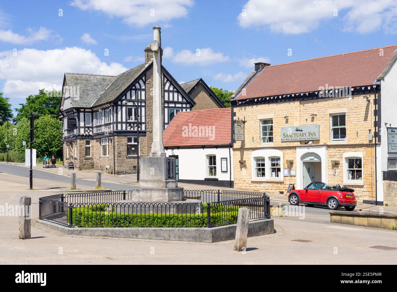 Bolsover War Memorial nella piazza del mercato Bolsover Derbyshire Inghilterra Regno Unito Europa Foto Stock