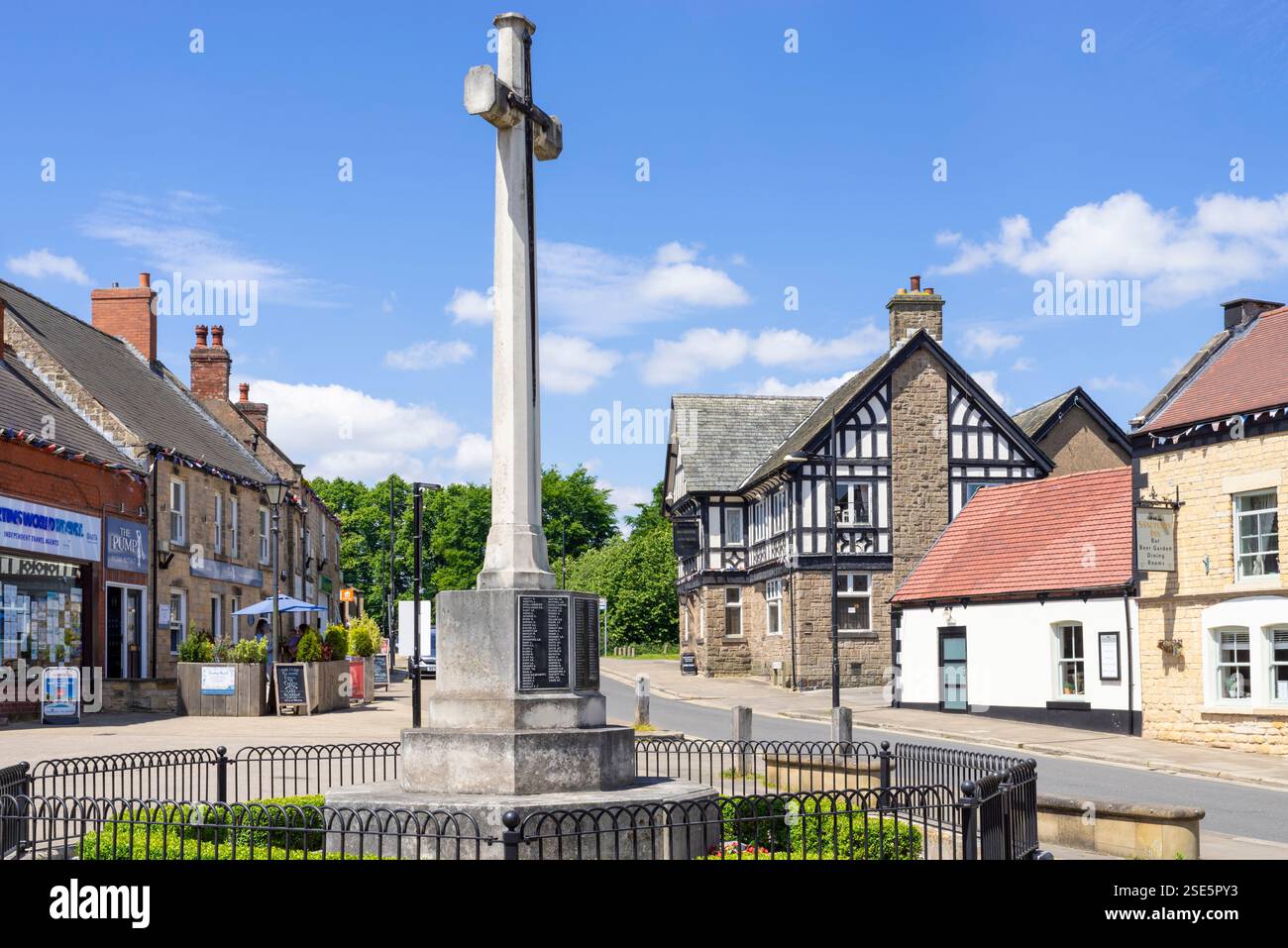 Bolsover War Memorial nella piazza del mercato Bolsover Derbyshire Inghilterra Regno Unito Europa Foto Stock