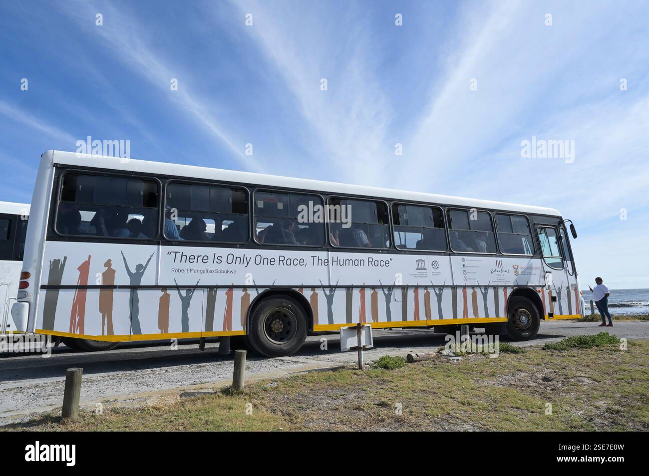 SUDAFRICA, città del Capo, Museum Robben Island, la prigione congelata per combattenti per la libertà dell'ANC come Nelson Mandela durante l'apartheid Time, tour bus per visitatori, citazione di Robert Mangaliso Sobukwe "c'è solo una razza, la razza umana" / SÜDAFRIKA, Kapstadt, Robben Island Museum, hier wurden Freiheitskämpfer wie Nelson Mandela in der Apartheid Zeit inhaftiert Foto Stock