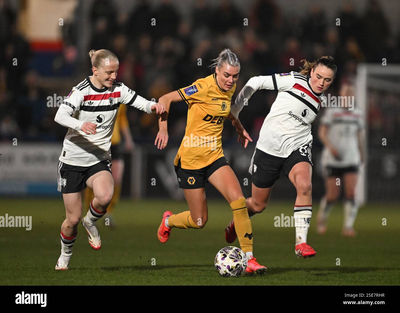 Tammi George dei Wolverhampton Wanderers tiene fuori Grace Clinton del Manchester United e Anna Sandberg del Manchester United durante la partita del quinto turno della Coppa di Adobe Women's fa al SEAH Stadium di Telford. Data foto: Sabato 8 febbraio 2025. Foto Stock