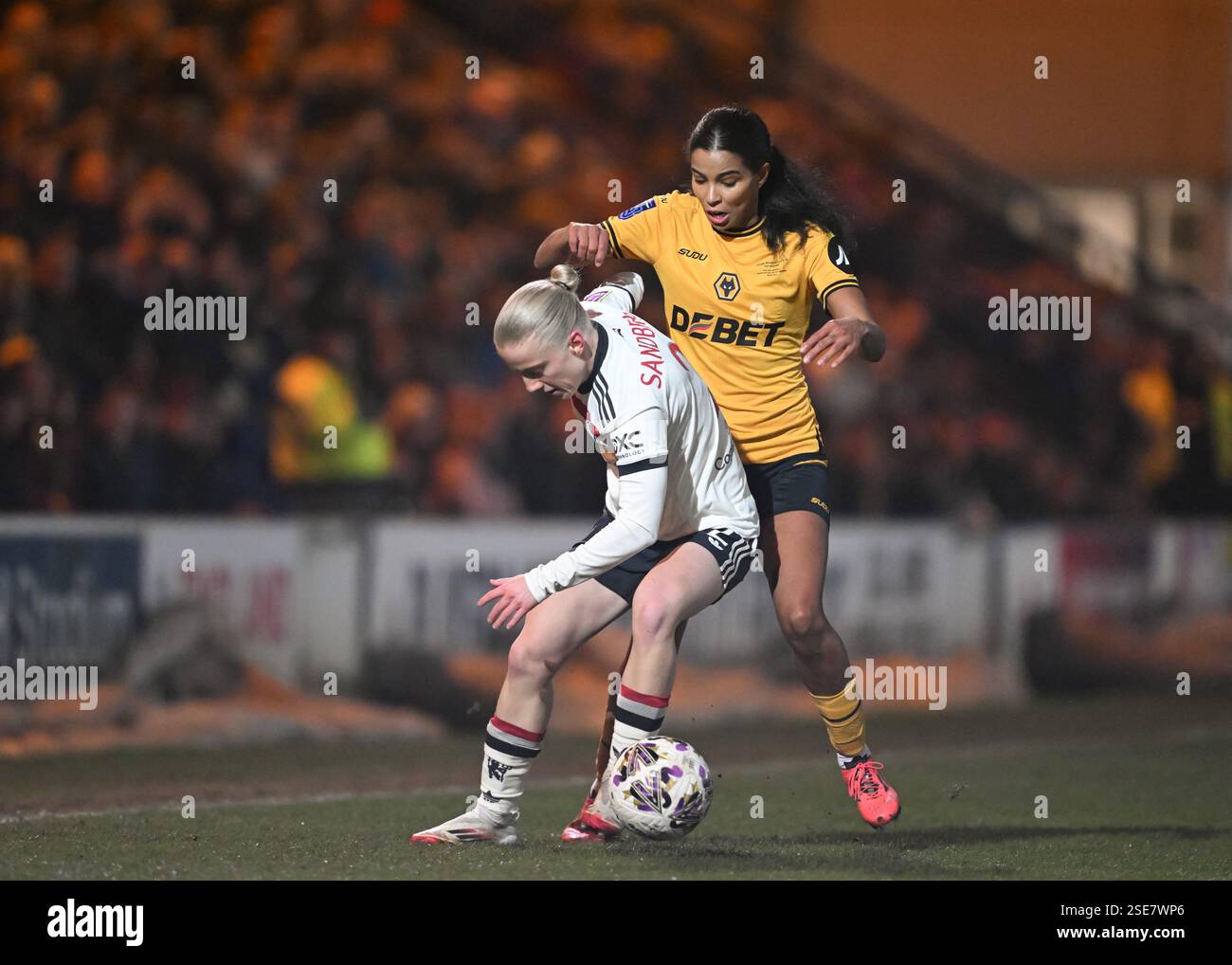 Anna Sandberg del Manchester United tiene fuori dal Wolverhampton Wanderers' Destiney Toussaint durante la partita del quinto turno di Adobe Women's fa Cup al SEAH Stadium di Telford. Data foto: Sabato 8 febbraio 2025. Foto Stock
