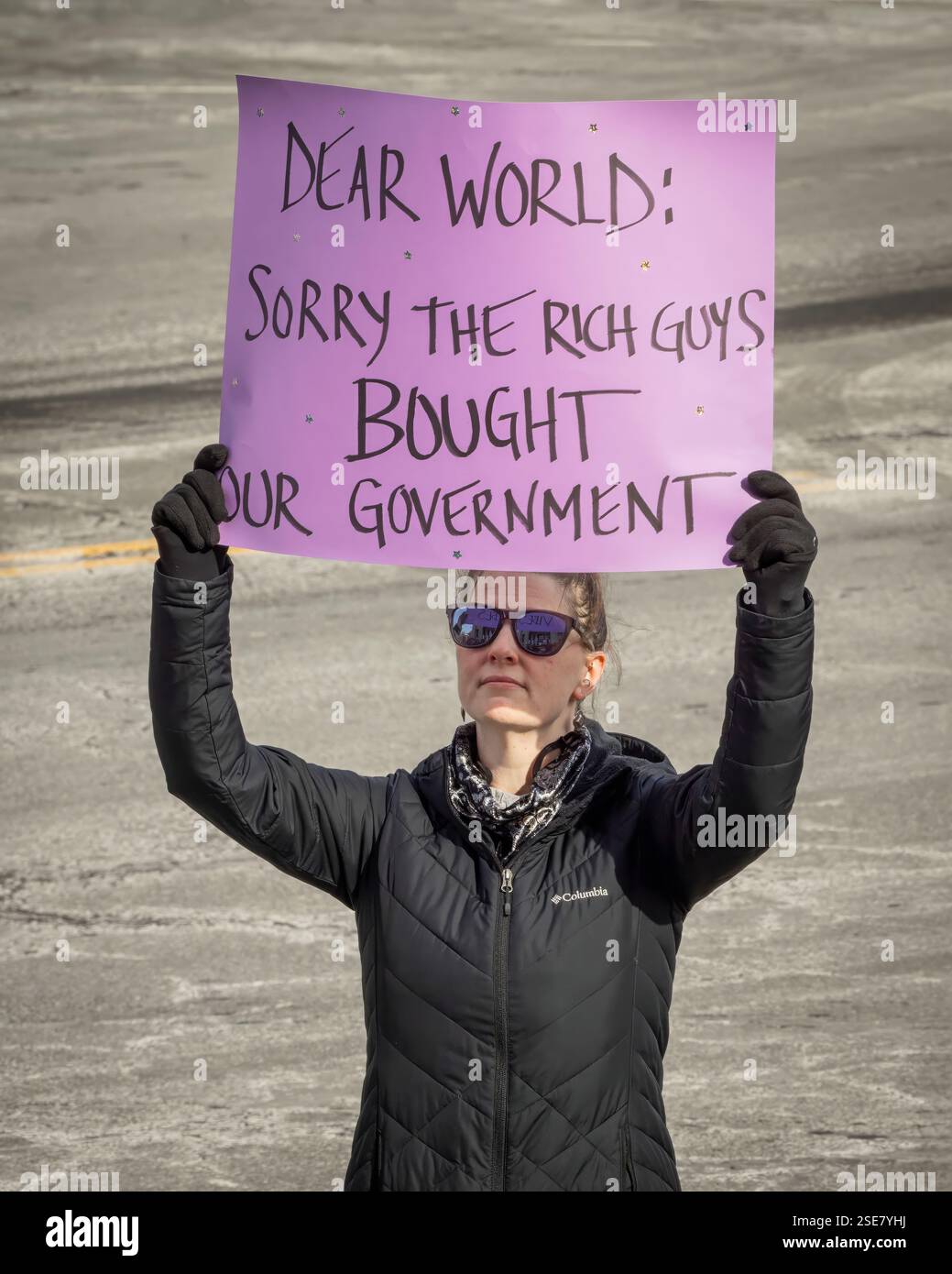 I manifestanti si riuniscono a Northampton, Massachusetts, tenendo dei segnali per esprimere il malcontento sull'influenza di individui ricchi nel governo. Foto Stock