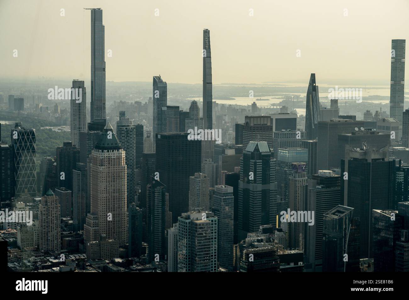 Una vista panoramica di un denso skyline urbano dominato da torreggianti grattacieli. L'atmosfera nebulosa crea un'atmosfera misteriosa sulla città come il bu Foto Stock