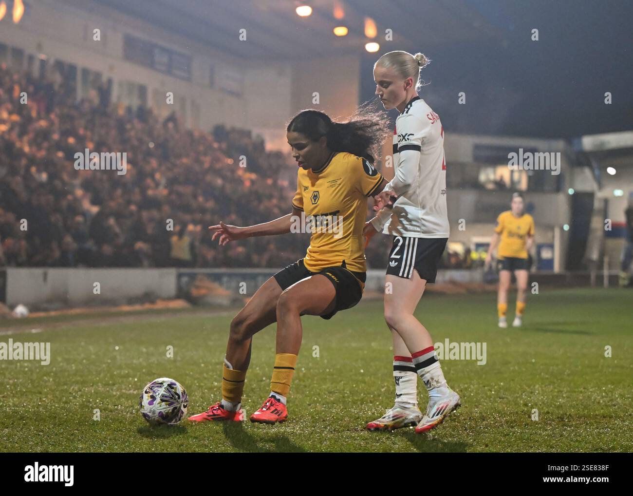 Destiney Toussaint dei Wolverhampton Wanderers tiene al largo Anna Sandberg del Manchester United durante la partita del quinto turno della Coppa d'Inghilterra al SEAH Stadium di Telford. Data foto: Sabato 8 febbraio 2025. Foto Stock