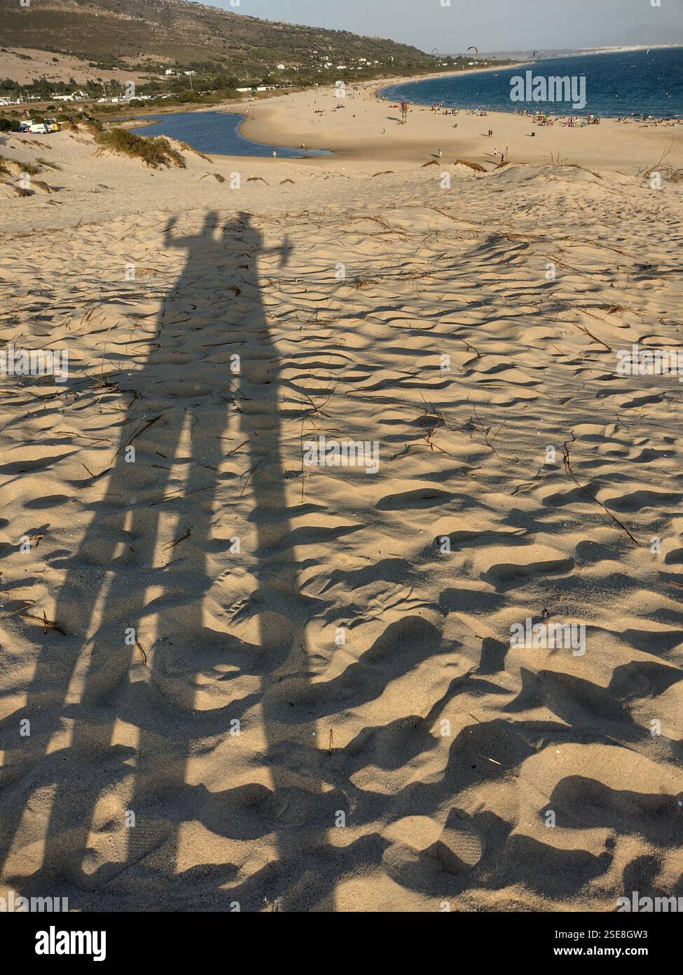 OMBRE DI COPPIA SULLA SPIAGGIA Foto Stock