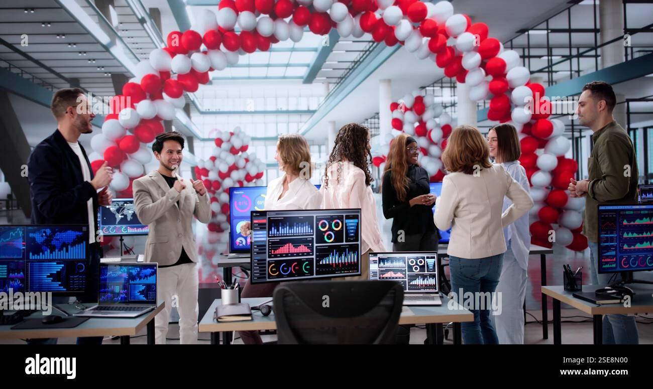 Celebrare un lavoro ben fatto con Dancing in the Office Foto Stock