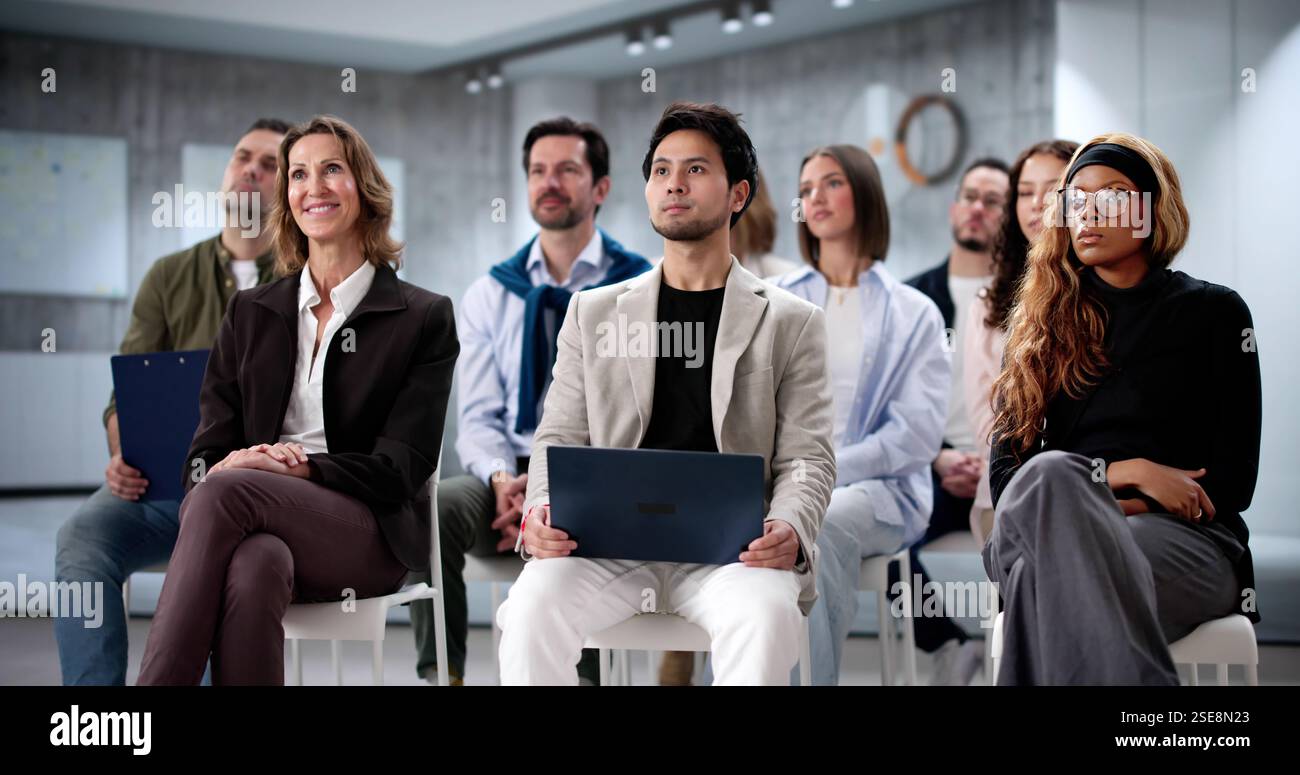 Adulti di diversa provenienza collaborano al seminario di conferenze della scuola di affari. Foto Stock