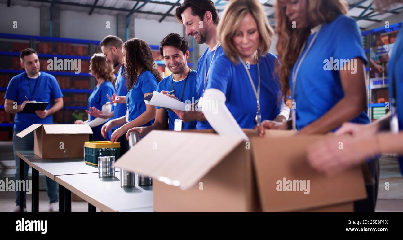 Diverse Community Group ha organizzato donazioni alimentari presso il magazzino no profit. Foto Stock
