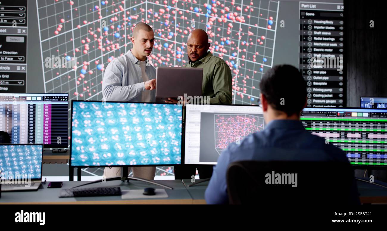 Team informatico diversificato nella sala di controllo che monitora dati e server. Foto Stock