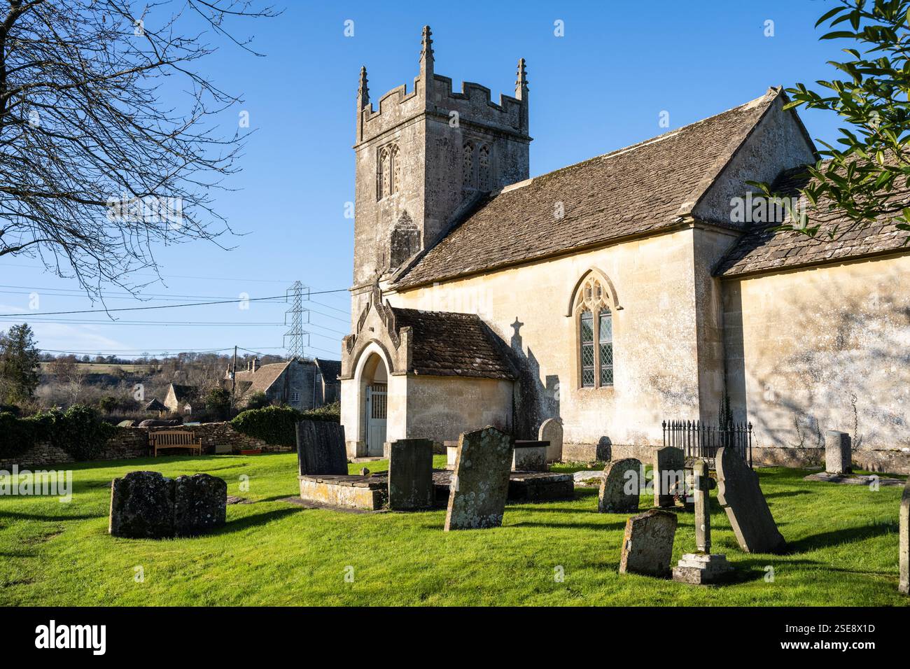 Il sole splende sulla tradizionale chiesa parrocchiale di St Nicholas a Slaughterford, Wiltshire. Foto Stock