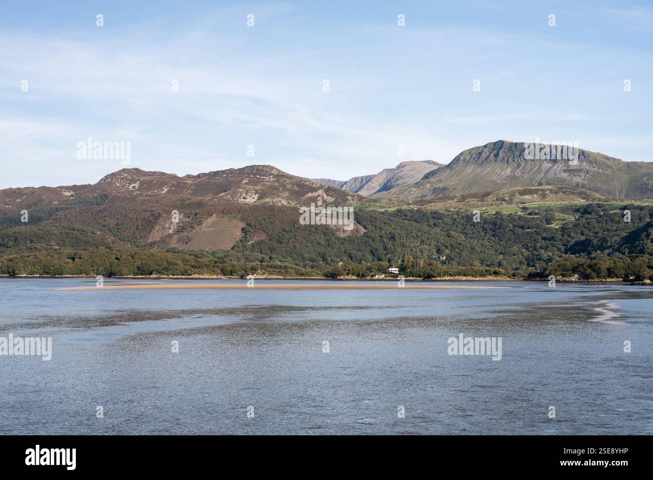 Il monte Cadair Idris sorge sopra l'estuario di Afon Mawdach a Barmouth, in Snowdonia, Galles del Nord. Foto Stock