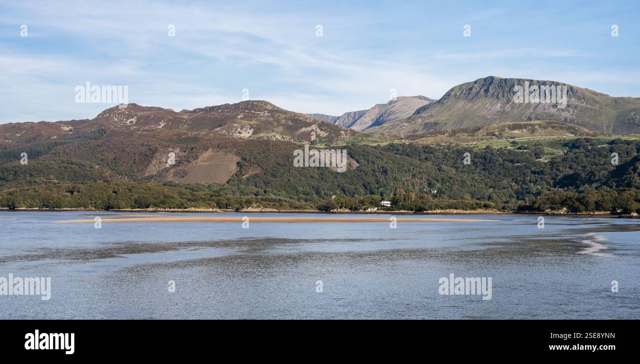 Il monte Cadair Idris sorge sopra l'estuario di Afon Mawdach a Barmouth, in Snowdonia, Galles del Nord. Foto Stock