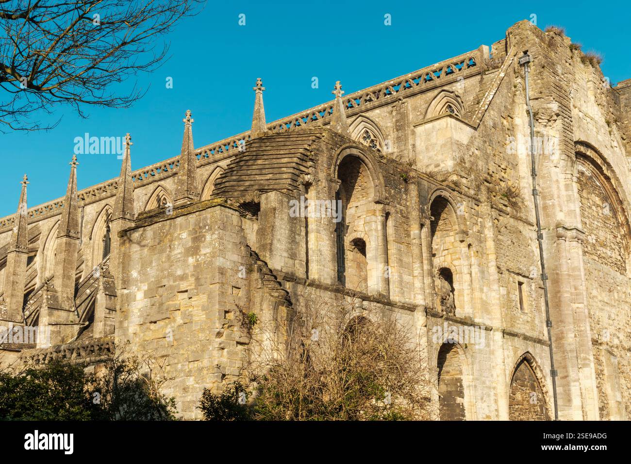 Malmesbury, Wiltshire, Inghilterra - il sole d'inverno illumina la storica abbazia nella cittadina di Malmesbury, nel Wiltshire. Lo storico abb Foto Stock