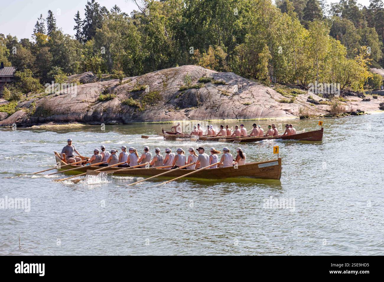 Seurasaaren ympäristoutu regata o gara di canottaggio con Eteläinen Pukkisaari sullo sfondo a Helsinki, Finlandia Foto Stock