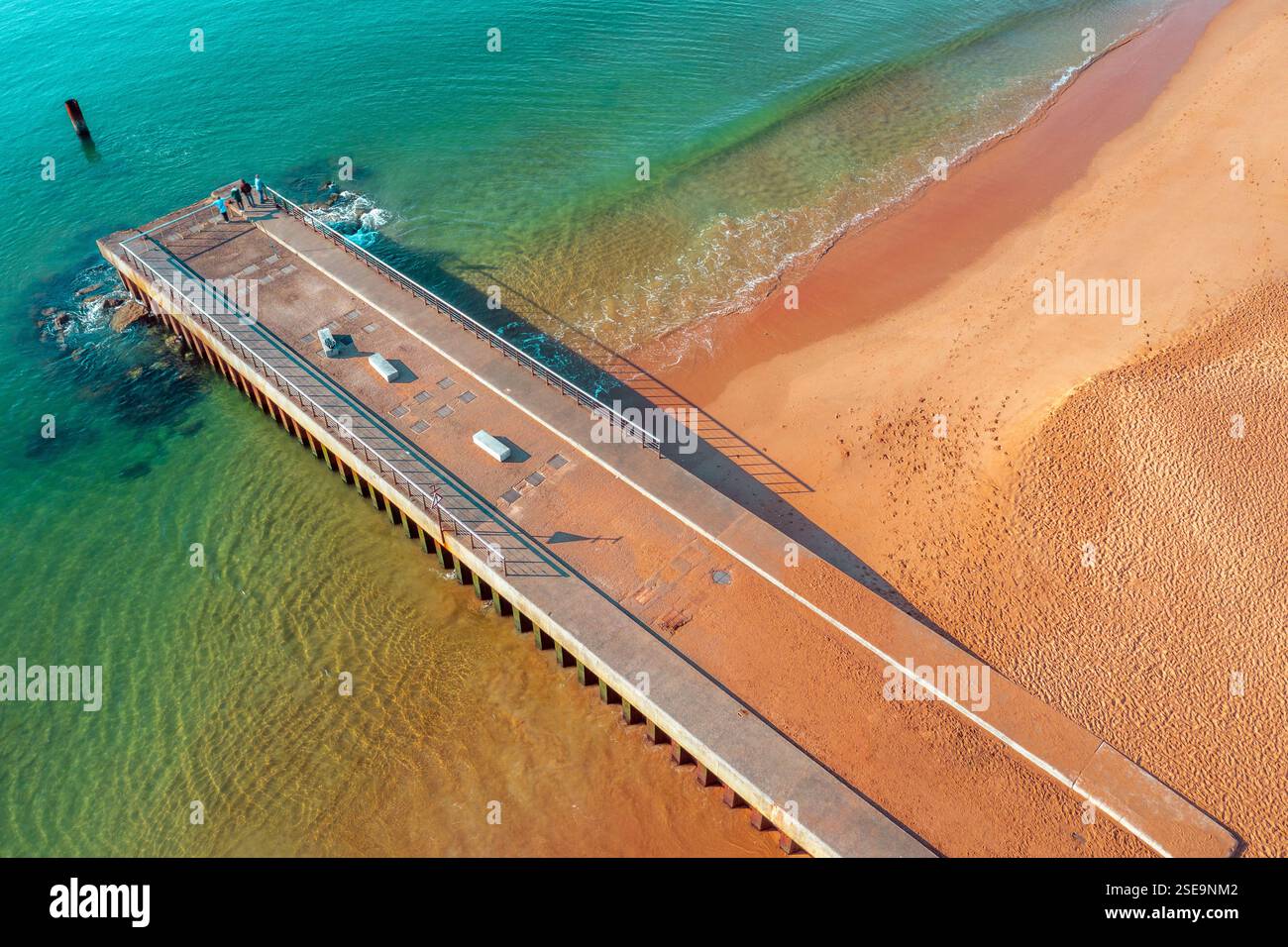 Vista dall'alto del molo sul mare. Mare con spiaggia sabbiosa e molo. Fisherman's Beach Jetty. (Pontão da Praia dos Pescadores). Albufeira, Portogallo Foto Stock