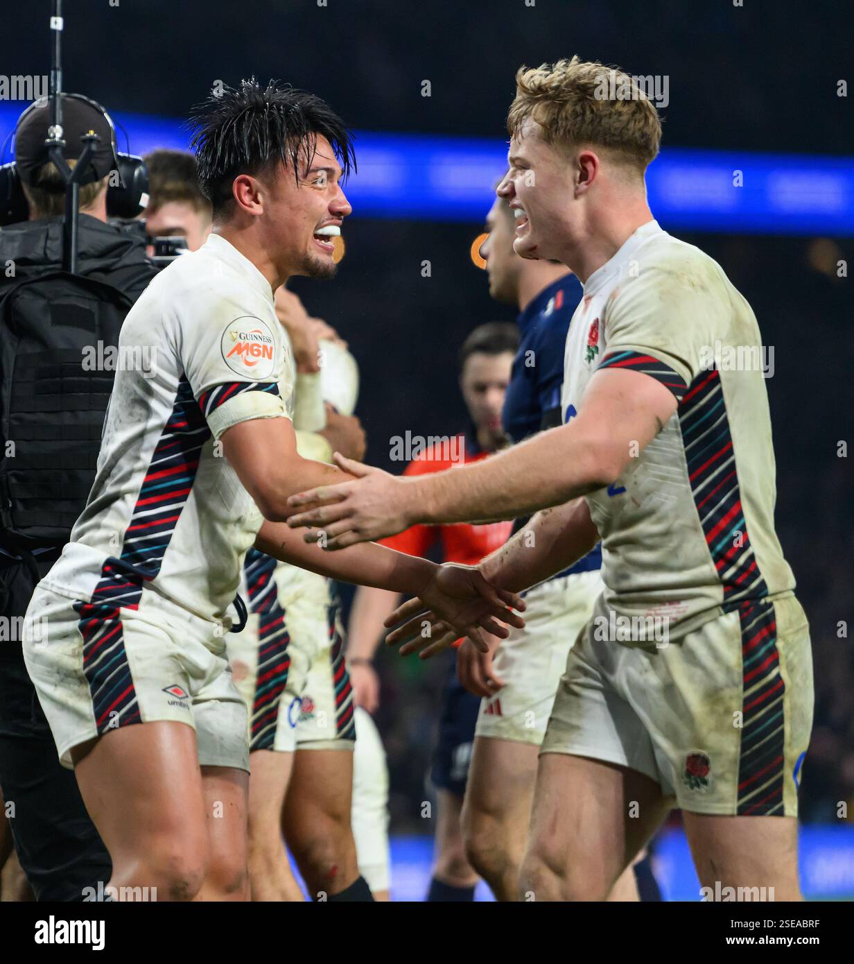 Londra, Regno Unito. 8 febbraio 2025. Inghilterra contro Francia - Campionato sei Nazioni - Stadio Allianz - Twickenham. Marcus Smith e fin Smith celebrano la vittoria sulla Francia. Crediti immagine: Mark Pain / Alamy Live News Foto Stock