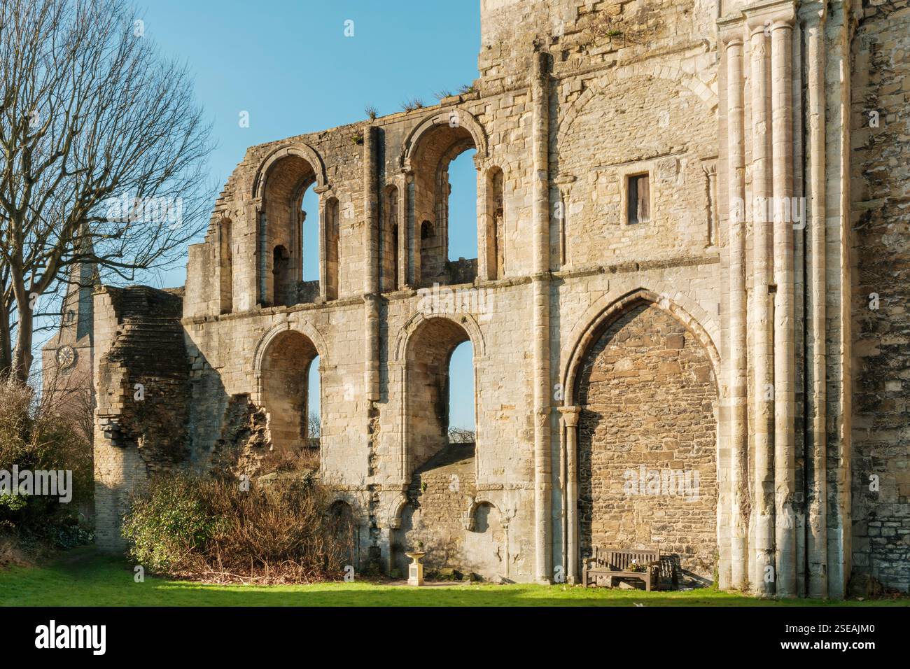 Malmesbury, Wiltshire, Inghilterra - il sole d'inverno illumina la storica abbazia nella cittadina di Malmesbury, nel Wiltshire. Lo storico abb Foto Stock